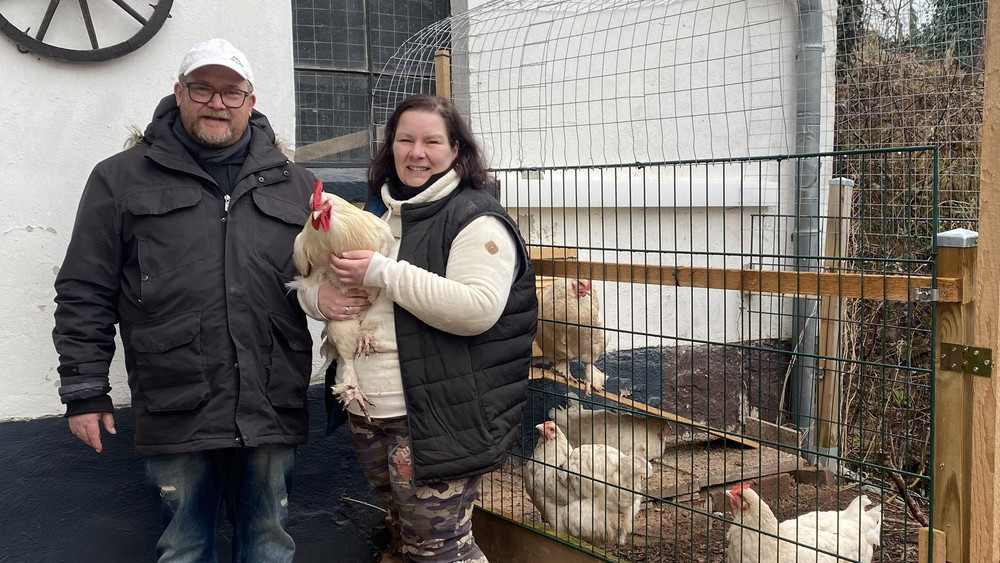 Heiko und Diana Rüppel mit ihren Mechelner-Hühnern. Etwa 30 Tiere dieser Art leben auf dem Hof in Meißner-Germerode.