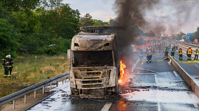 LKW auf A60 bei Rüsselsheim ausgebrannt - Vollsperrung