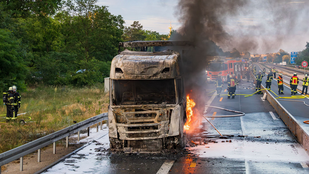 LKW auf A60 bei Rüsselsheim ausgebrannt - Vollsperrung