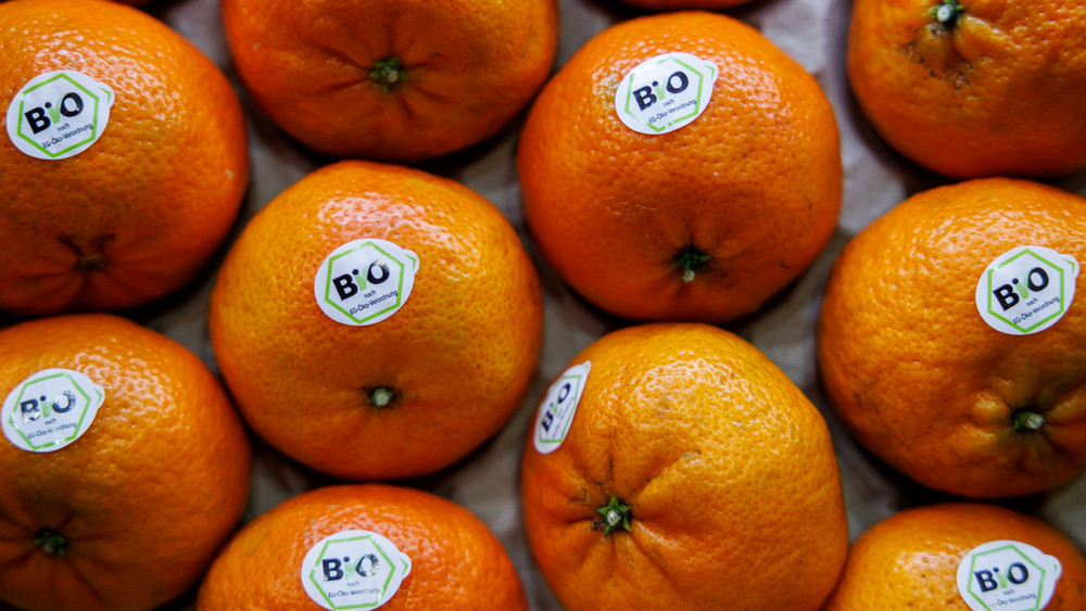 Das Bio-Siegel klebt auf Orangen an einem Stand