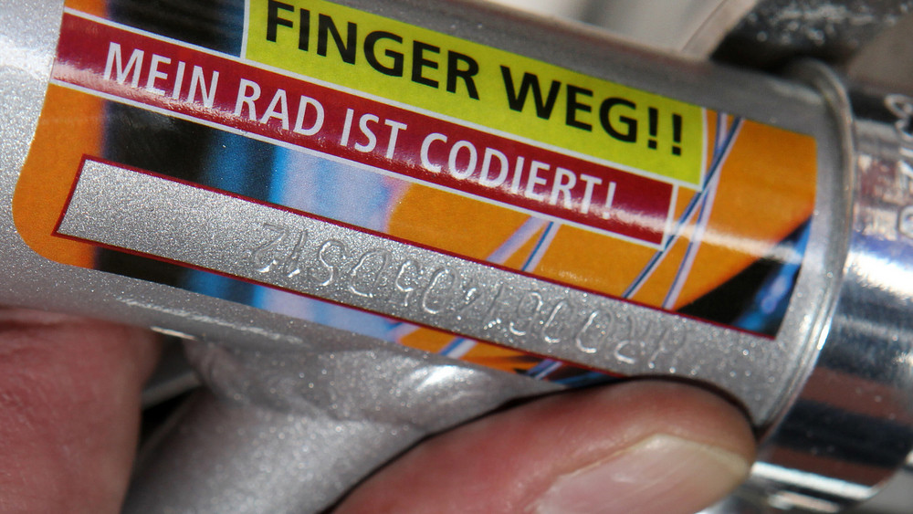 Der eingravierte Code und ein entsprechender Hinweis sollen Fahrraddiebe abschrecken. 