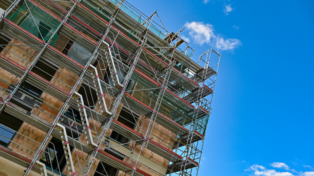 Trotz der Wohnungsnot in Ballungsgebieten werden kaum neue Bauten beantragt.