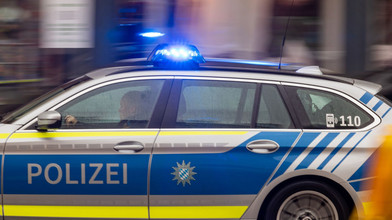 Spur der Verwüstung: Autofahrer kollidiert mit zehn Autos