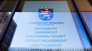 Prozess gegen mutmaßlichen Betrüger in Wiesbaden