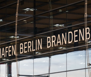 Eine halbe Stunde lang kein Flugbetrieb am BER wegen Objekt