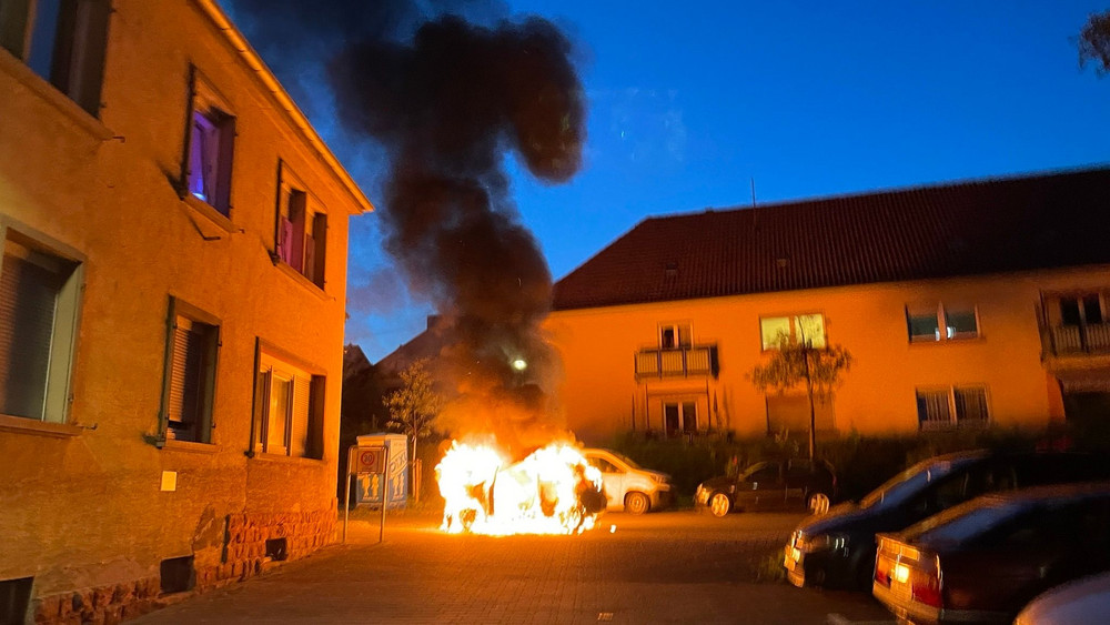 Pizza-Lieferauto fängt Feuer