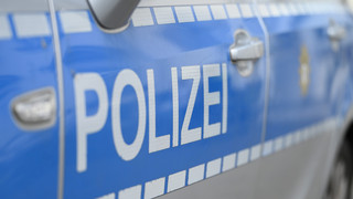 Polizeieinsatz in Wiesbaden: Frau beißt Polizist ins Bein