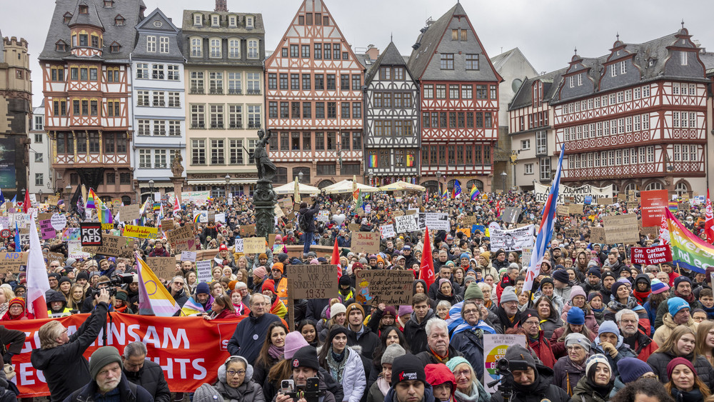 Zahlreiche Menschen demonstrieren auf dem Römerberg unter dem Motto «Wähl Liebe!». Die Kundgebung ist Teil einer bundesweiten Kampagne der CSD-Bewegung zur Bundestagswahl, in über 40 Städten bundesweit finden Kundgebungen und Demonstrationen statt.