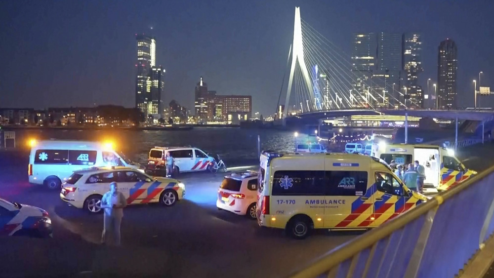 Bei einem Messerangriff in der niederländischen Hafenstadt Rotterdam ist ein Mensch gestorben.