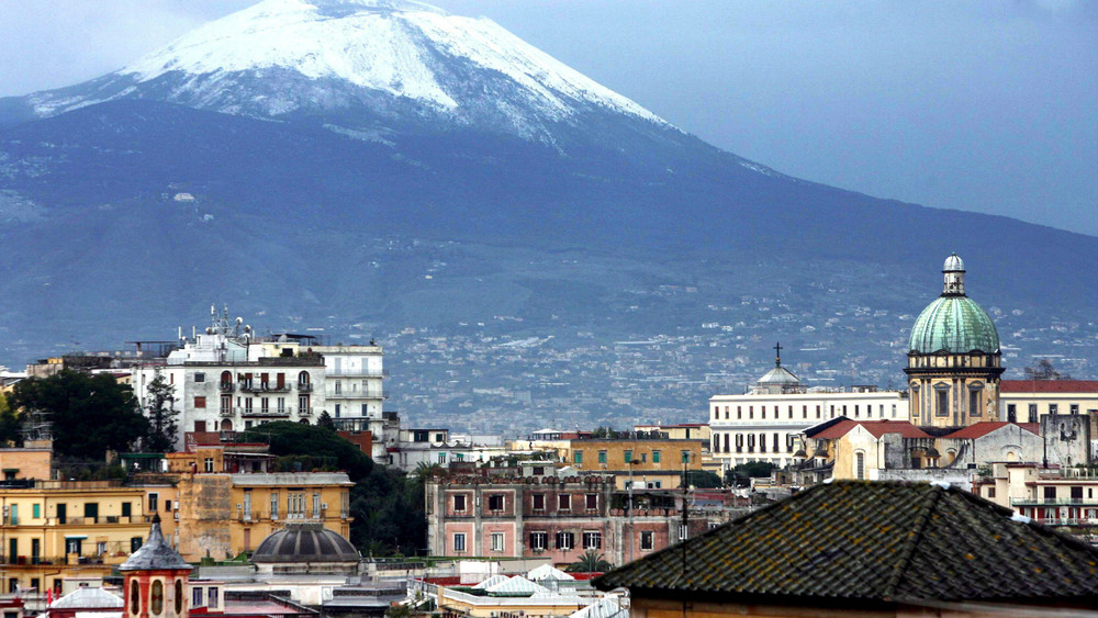 Ein Erdbeben hat am frühen Morgen die süditalienische Großstadt Neapel und deren Umland erschüttert. Nach ersten Erkenntnissen des italienischen Zivilschutzes gab es keine Verletzten oder stärkere Schäden.