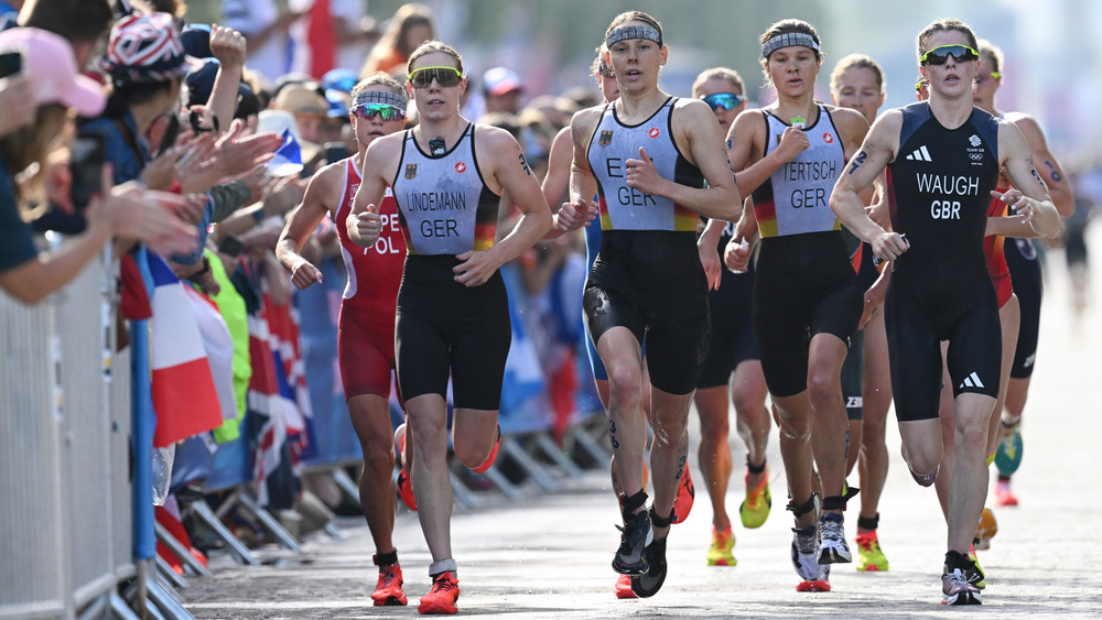 Die deutschen Triathletinnen Laura Lindemann (links), Nina Eim (2.v.l.) und Lisa Tertsch (2.v.r.) verpassten die Medaillenränge.