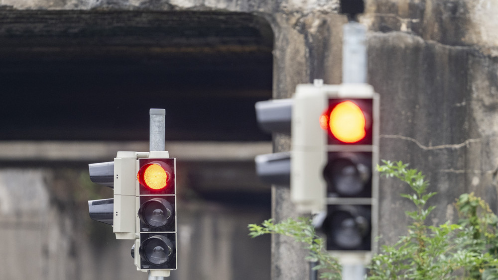 Ein betrunkener Autofahrer ist in Bad Hersfeld gegen eine Ampel gefahren