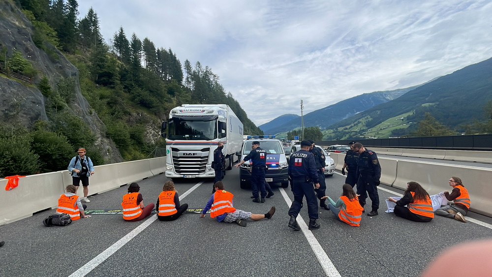 Klimaaktivisten der Gruppierung «Letzte Generation» blockieren die Urlauberautobahn am Brenner in Tirol.