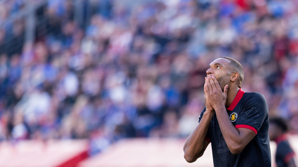 Leverkusens Jonathan Tah ärgert sich nach einer vergebenen Chance.