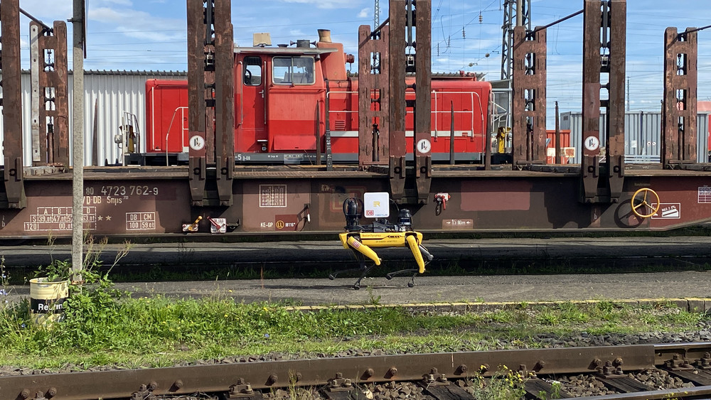 Roboterhund "Spot" läuft über das Werksgelände in Bischofsheim.
