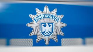 Burghaun: Güterzug fährt über Werbetafel - 20 Züge verspätet