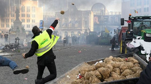 Wütende Bauern werfen Kartoffeln auf Europa-Parlament