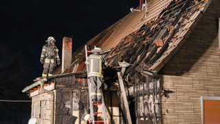 SCHLITZ: Brennende Mülltonne verursacht Dachstuhlbrand in Bernshausen