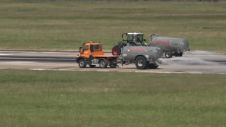 36 Grad: Flughafen Hannover wässert Start- und Landebahn