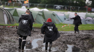 Gelände in Wacken verschlammt: Anreisestopp für alle Fahrzeuge