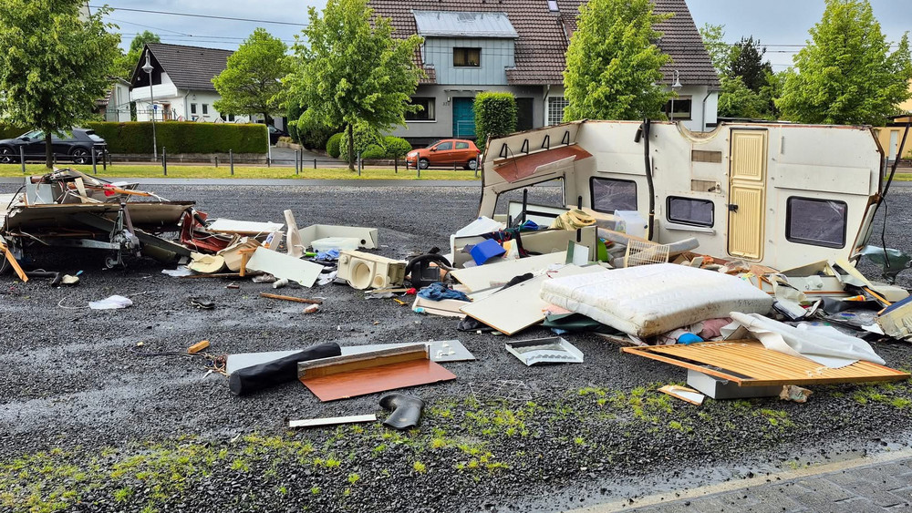 Eine Windhose hat einen Wohnwagen durch die Luft gewirbelt und komplett zerstört.