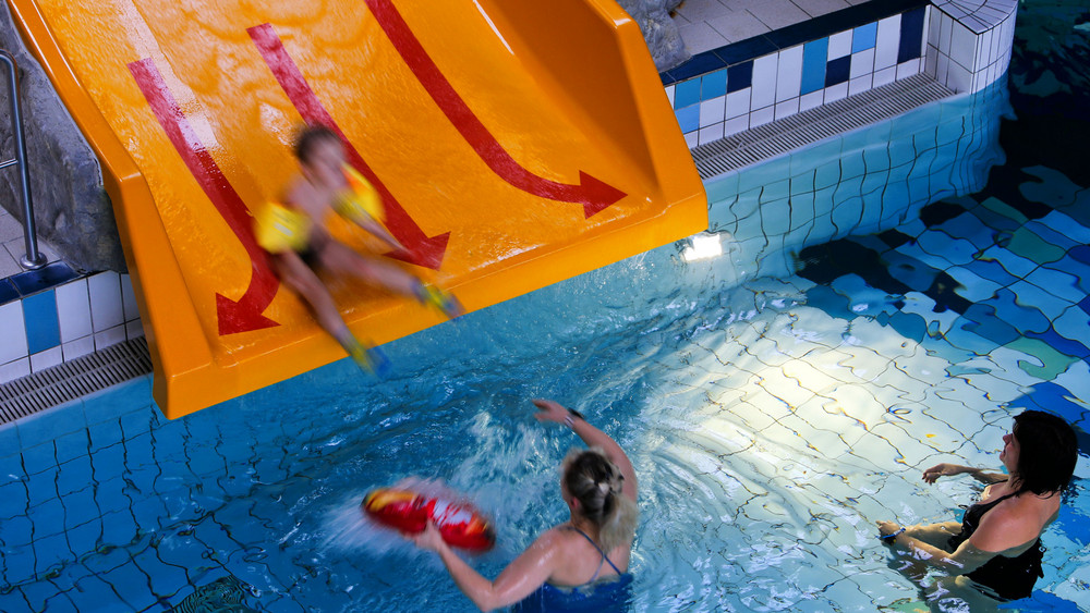Zahlreiche Kinder in Hessen können nicht richtig schwimmen. Die Wartelisten für die Schwimmkurse sind lang.