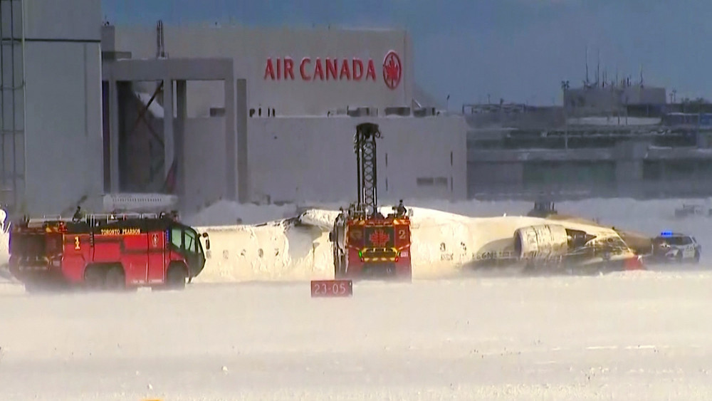 Rettungskräfte am Toronto Pearson Airport nach der Bruchlandung.