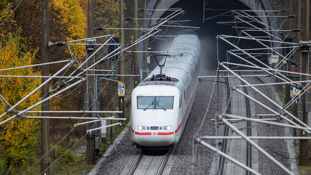 Auf Bahnfahrten hat man Zeit - etwa zum Film-Streaming oder für Videotelefonate. Das Mobilfunknetz ist nun besser geworden. Doch damit sind noch nicht alle Schwierigkeiten beseitigt (Symbolbild).