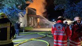 Büchenhöfe in Egelsbach: Scheune brennt - große Rauchsäule