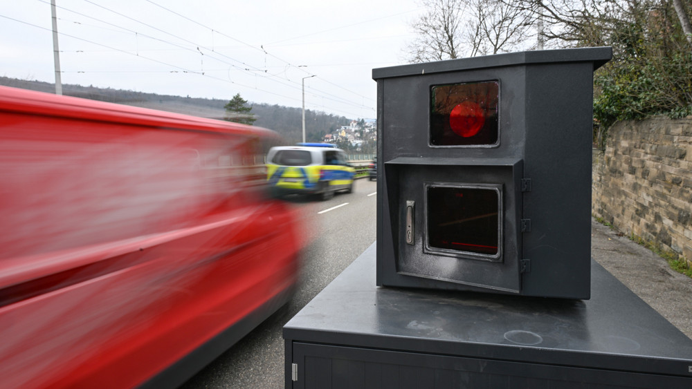 Fuß vom Gas - das ist diese Woche noch wichtiger als sonst (Symbolbild).