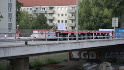 326 Tonnen: Belastungstest an zentraler Dresdner Brücke begonnen