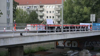 326 Tonnen: Belastungstest an zentraler Dresdner Brücke begonnen