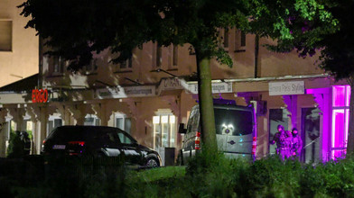 Mann schießt auf Polizisten und verschanzt sich mit Kindern