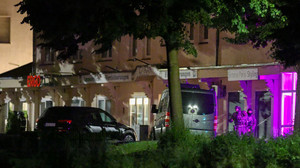 Mann schießt auf Polizisten und verschanzt sich mit Kindern