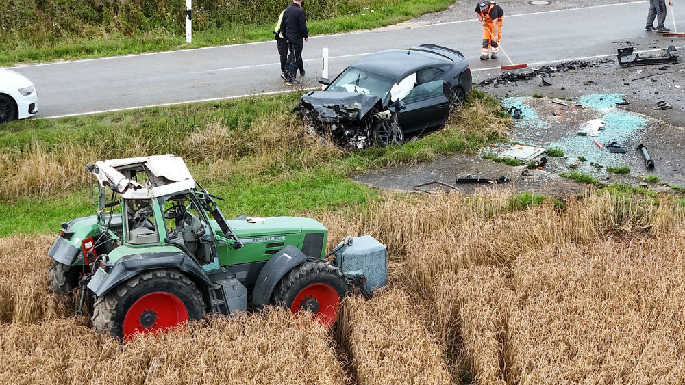 Schwerer Unfall zwischen Traktor und Auto