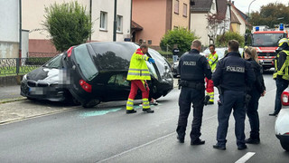 Auto landet bei Unfall in Fulda auf geparktem PKW