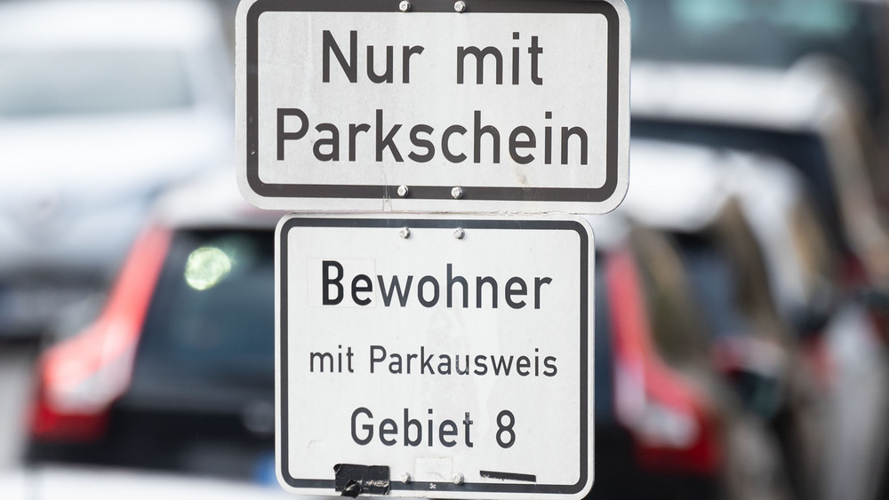 Anwohnerparken wird in vielen Städten in Hessen teurer.