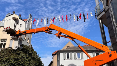 Aktion in Heppenheim: Darum hängen in der Fußgängerzone BHs