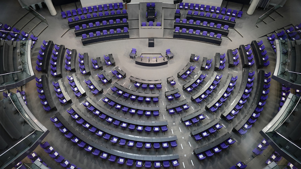 Der leere Sitzungssaal im Bundestag.