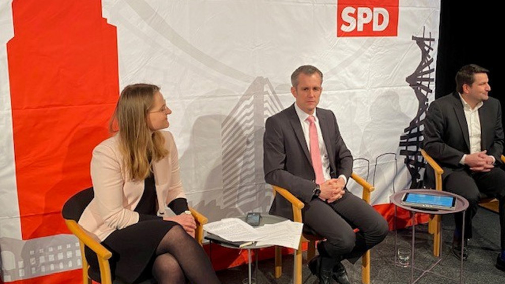 Offenbachs amtierender Bürgermeister Dr. Felix Schwenke (SPD) (Mitte) tritt erneut zur OB-Wahl an.  