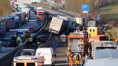 A44: Auto landet nach Unfall zwischen Mittelleitplanken