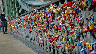 Frankfurt entfernt einige Liebesschlösser: Arbeiten am Eisernen Steg