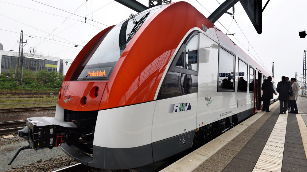 in neuer Zug vom Typ Lint 54 steht am 17.11.2017 auf einem Gleis im Hauptbahnhof von Darmstadt 