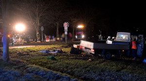 Schwerer Unfall auf der L3380: Fahrer (20 und 22) "massiv eingeklemmt"