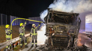 Drama auf der A49: LKW steht plötzlich in Vollbrand