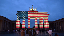 Brandenburger Tor zum 250. US-Jahrestag in Rot-Weiß-Blau