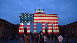 Brandenburger Tor zum 250. US-Jahrestag in Rot-Weiß-Blau