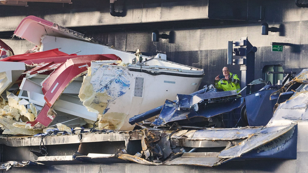 Kreuzfahrtschiff stößt mit Containerschiffen zusammen