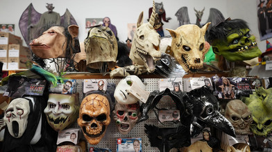 Halloween-Masken bei Demos? Polizei in Alarmbereitschaft!