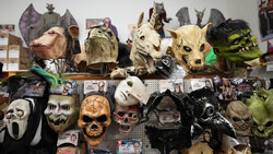 Halloween-Masken bei Demos? Polizei in Alarmbereitschaft!